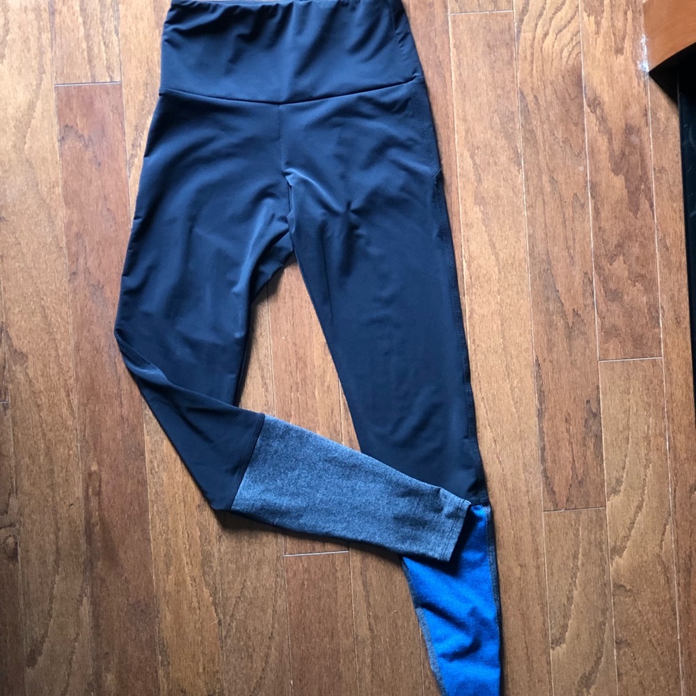 Onzie Colorblock Leggings, XS. Black w/ grey/blue.